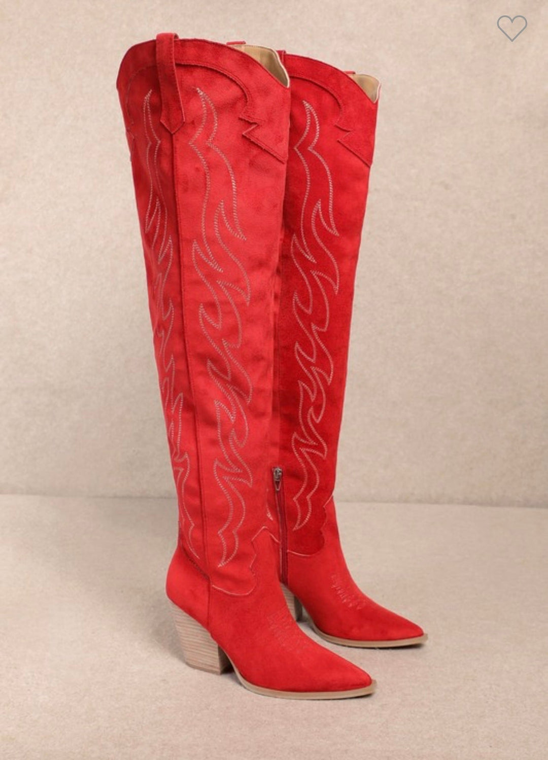 Vibranta röda knähöga stövlar i västerländsk stil för dam. Trendiga skor som lyfter din outfit.