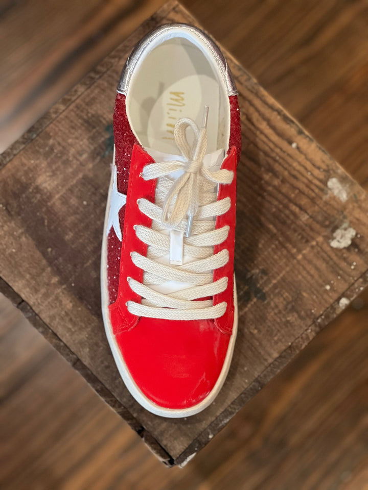 Flexibla och trendiga kvinnors sneakers i rött. Stilfulla sportskor som erbjuder komfort för varje steg.
