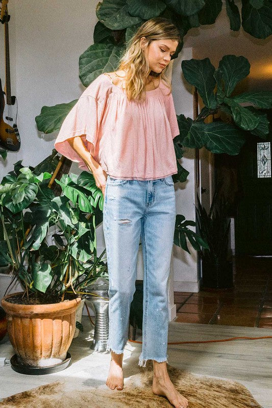 Detaljbild på ljusa denimjeans för kvinnor: hög midja och raka ben, perfekt för våren.