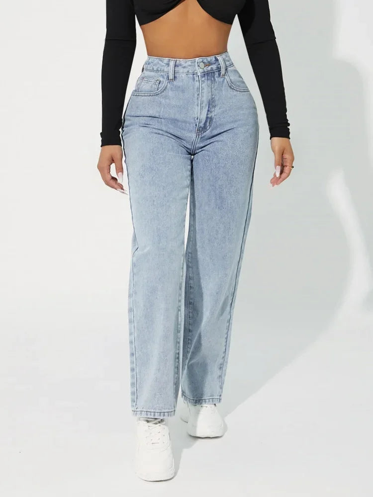 Ljusblåa kvinnors raka jeans med hög midja, modejeans för en bekväm och stilren look.