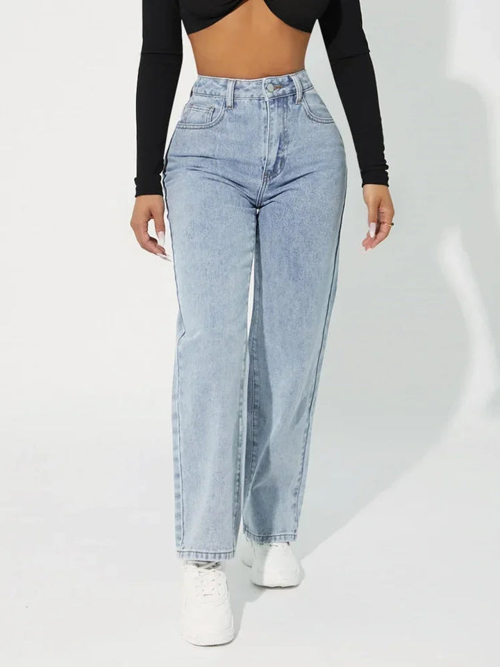 Ljusblåa kvinnors raka jeans med hög midja, modejeans för en bekväm och stilren look.
