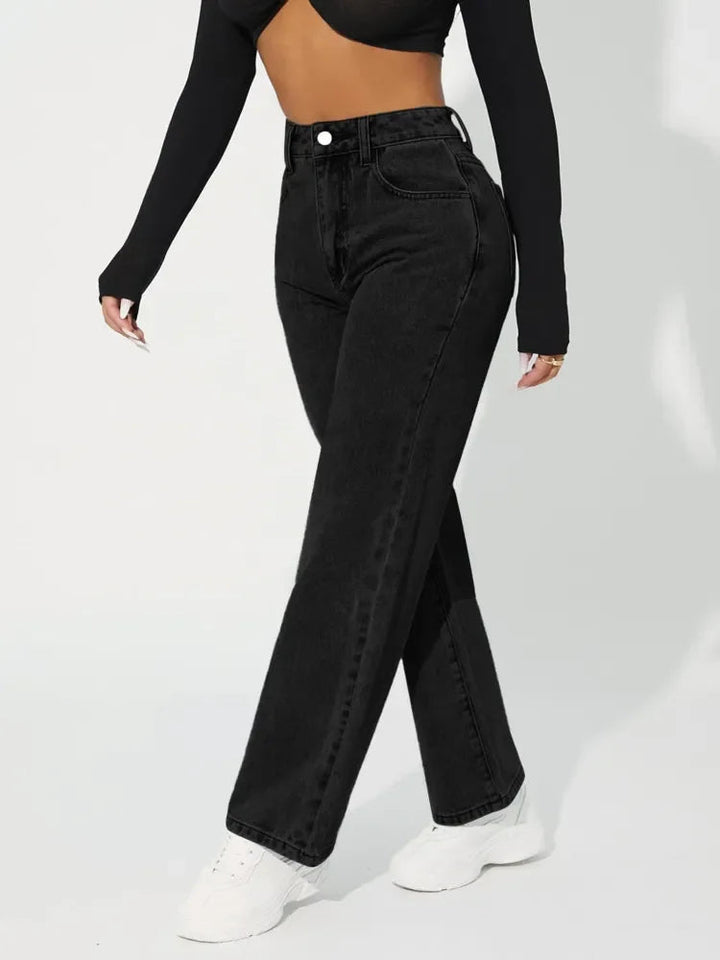 Kvinnors svarta stretchjeans med rak passform och hög midja, en tidlös klassiker.
