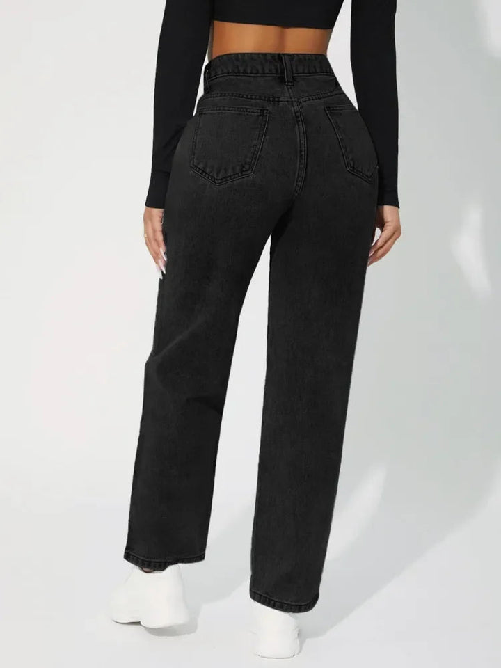 Modell bär ljusblå raka jeans med hög midja, visar hur de sitter bekvämt och modernt.