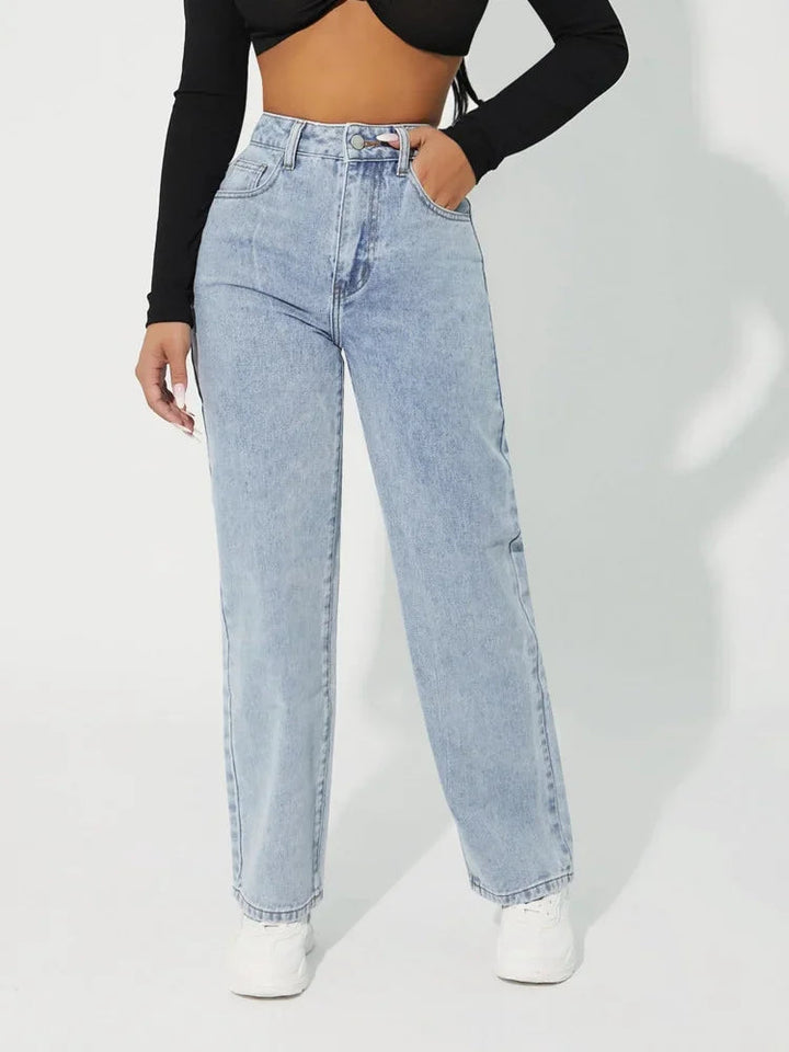 Närbild av tyget på kvinnors raka jeans, visar stretchkvalitet och klassisk design.