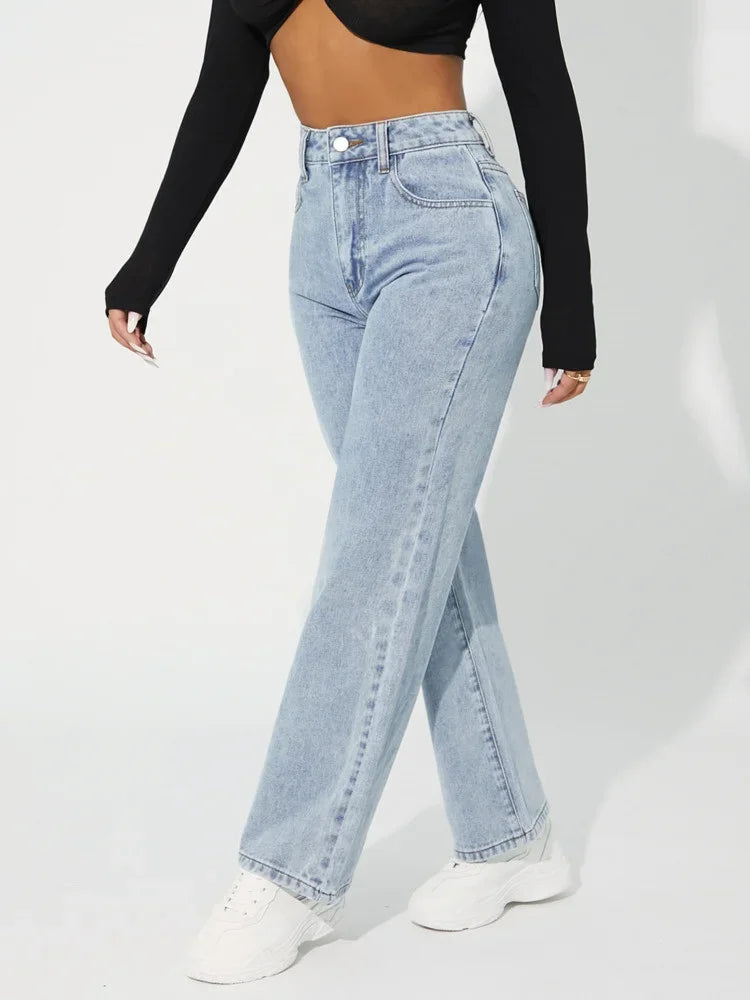 Stilfulla kvinnors raka jeans i ljusblå nyans, med hög midja för en smickrande siluett.
