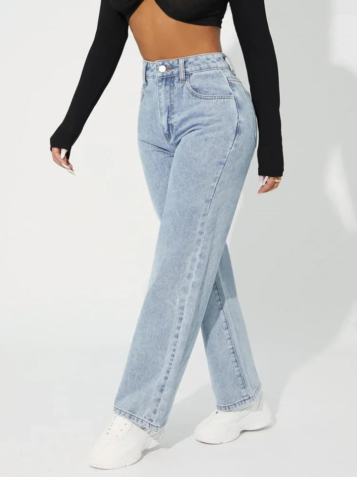 Stilfulla kvinnors raka jeans i ljusblå nyans, med hög midja för en smickrande siluett.