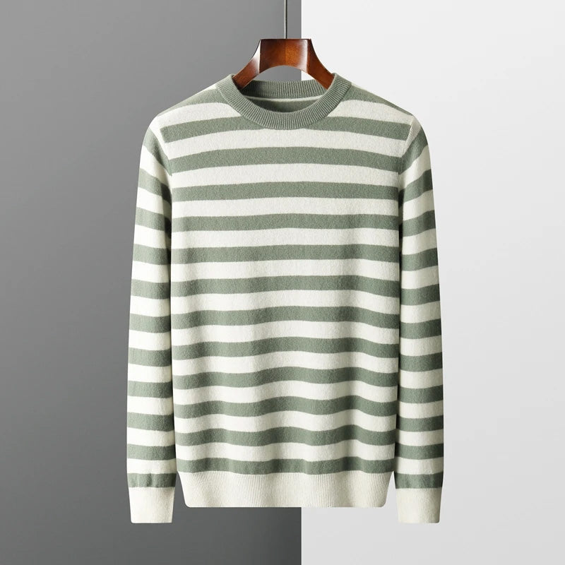 Kvinna bär avslappnad randig tröja med o-hals, perfekt för en bekväm vardagslook på hösten.
