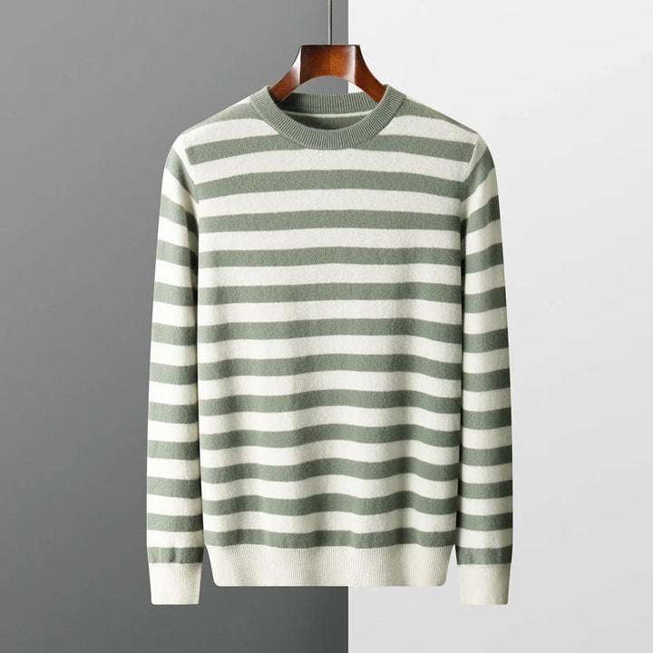 Kvinna bär avslappnad randig tröja med o-hals, perfekt för en bekväm vardagslook på hösten.