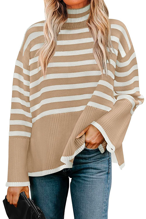 Höstmode: randig turtleneck tröja för kvinnor med stilren sidospalt. En varm och trendig damsweater för vinter.