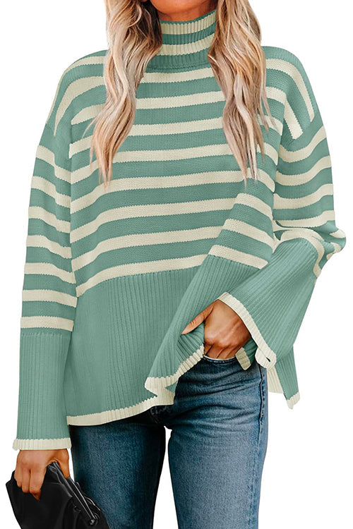 Stilren kvinnors randig turtleneck tröja med elegant sidospalt. En bekväm damsweater perfekt för många tillfällen.