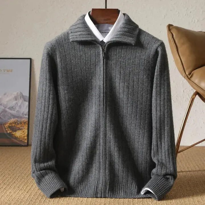Elegant randig damkofta i ribbad design. Långärmad kofta för ledig stil, idealisk för vår- och höstmode.