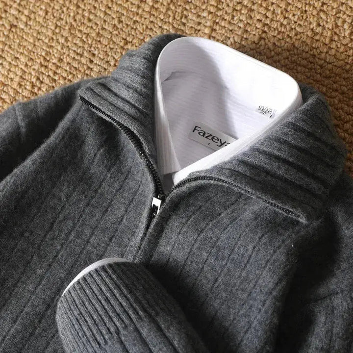 Snygg randig ribbad damkofta med långa ärmar. Mångsidig kofta för både ledig och elegant stil.