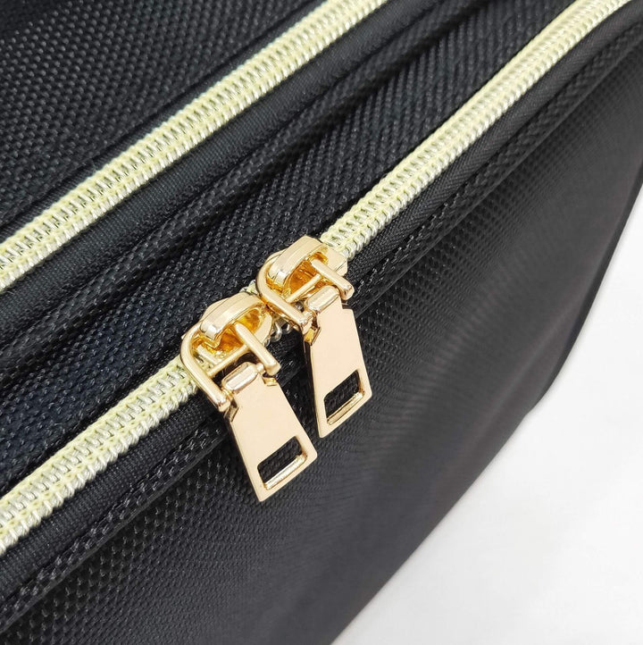 Trendig accessoar: kvinnors sminkväska. Elegant resenecessär i oxfordtyg för skönhetsförvaring.