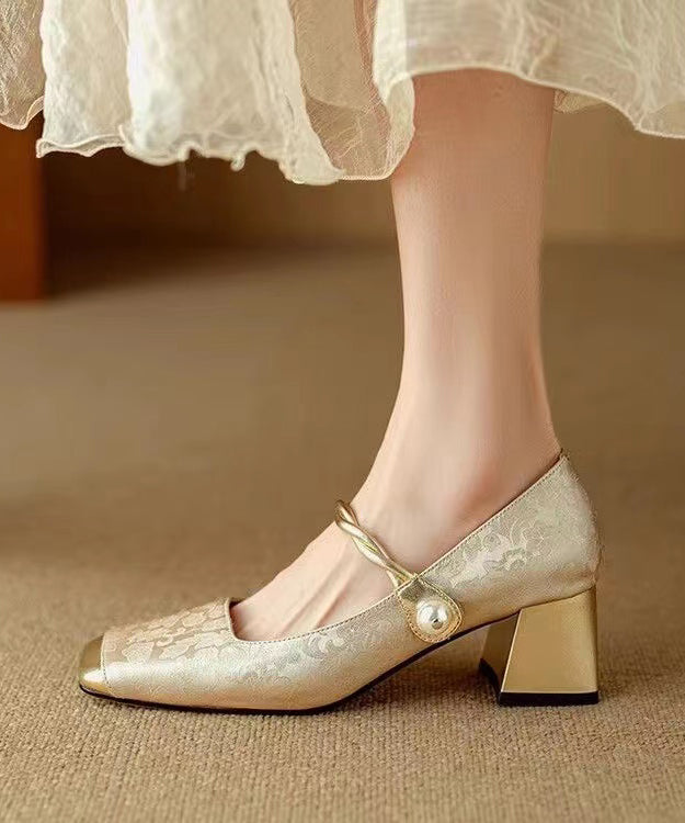 Närbild av damskor: eleganta retro loafers med chunky klack och dekorativt spänne, bekväma vardagsskor.