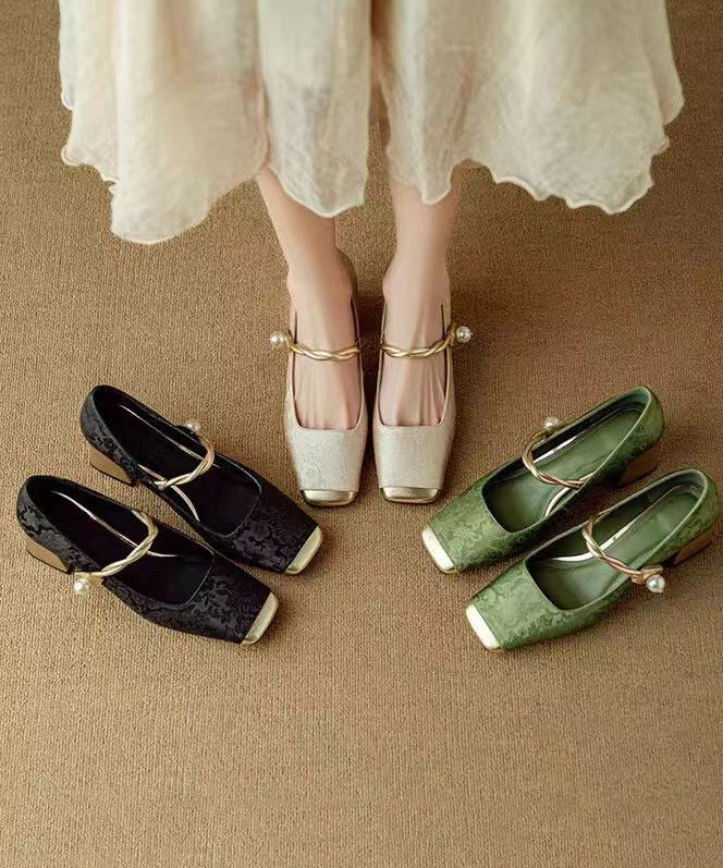 Trendiga damskor: eleganta chunky klack loafers med spänne och retrokänsla. Passar både vardag och kontor.