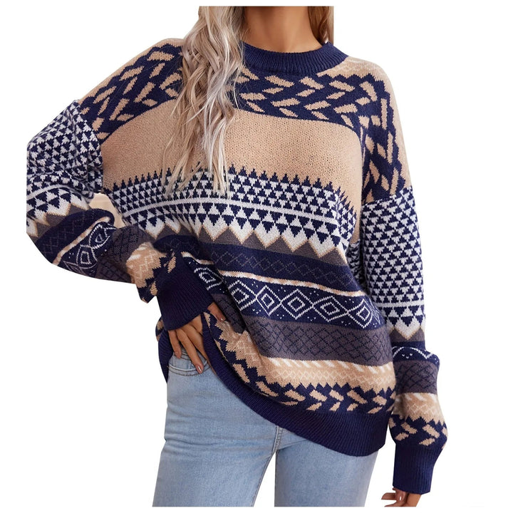 Bekväm kvinnors retro pullover sedd från sidan. Elegant långärmad tröja med diskret kontrastmönster.