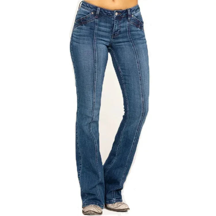 Lifestylebild: Kvinna bär retro blå utsvängda jeans med hög midja, poserande avslappnat utomhus.