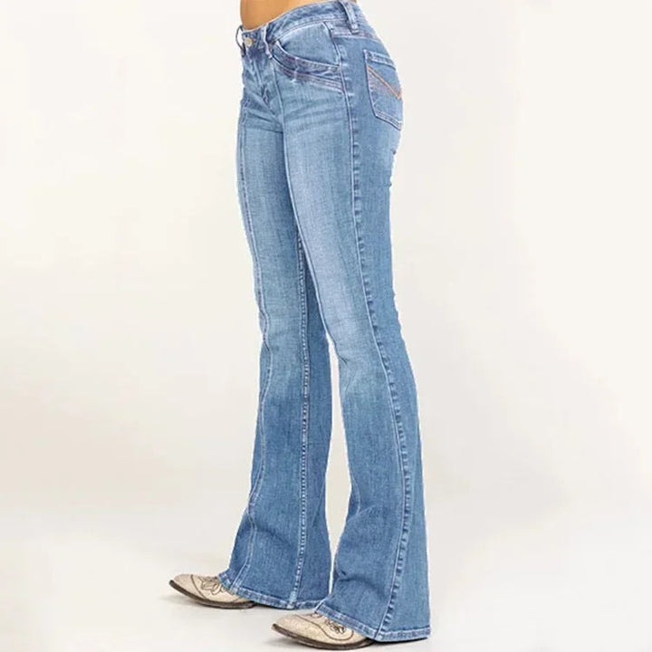 Sidovy av kvinnors retro utsvängda jeans med hög midja, visar den vackra silhuetten.