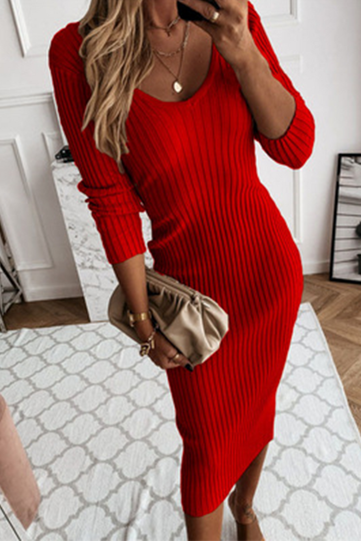 Mångsidig ribbstickad midiklänning, elegant bodycon-stil för kvinnor.