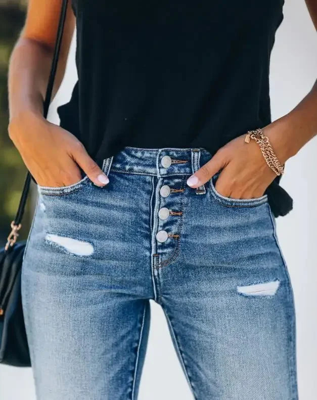 Modekläder: bekväma och stilfulla rippade jeans för kvinnor
