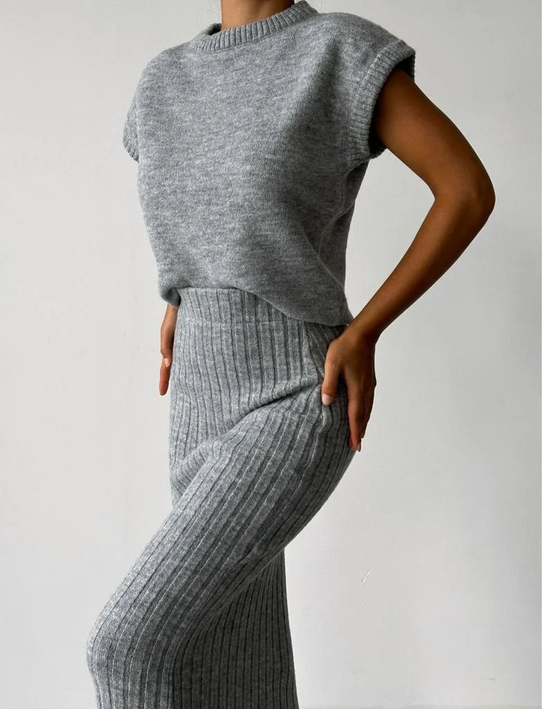Elegant ärmlöst set med kjol för kvinnor, perfekt sommaroutfit med modern stil och komfort.
