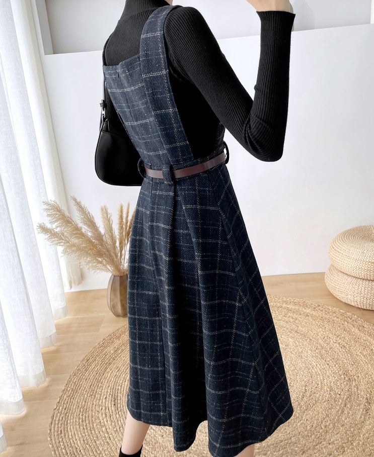 Mörkblå rutig kvinnors klänning i vintage stil, utmärkt för lager på lager och höstens mode.