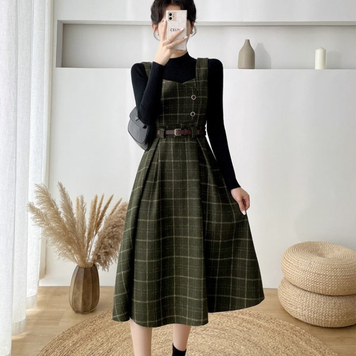 Kvinnors eleganta rutiga klänning, vintage stil med brun, mörkgrön och mörkblå toner, för höst och vår.
