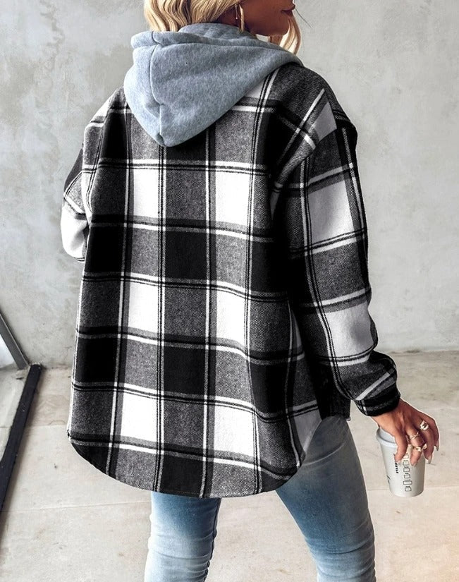 Detaljbild på rutig kvinnors huvjacka med fokus på tyg och passform. Höst/vårmode.