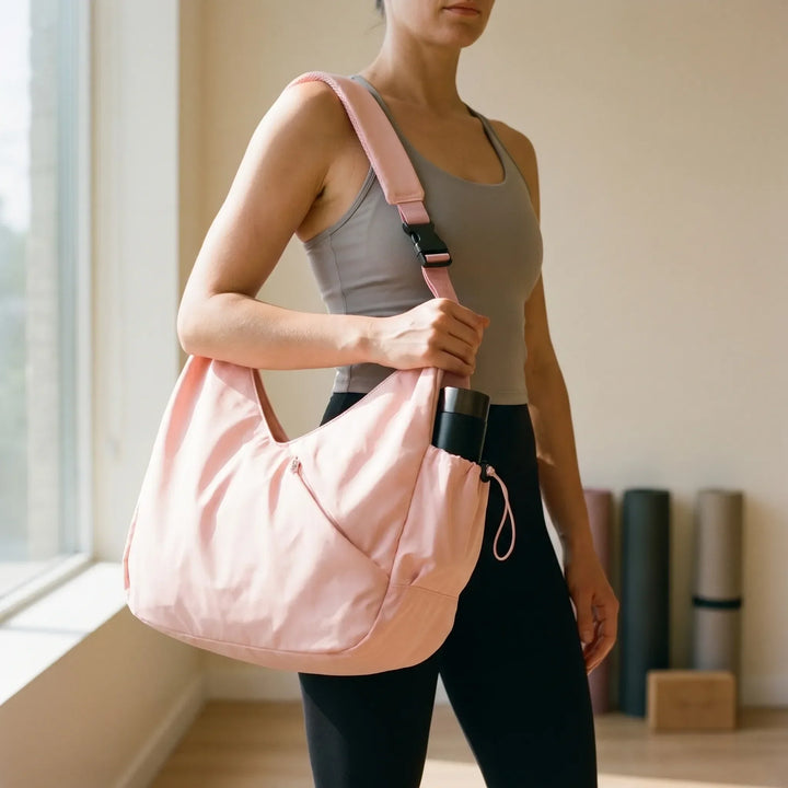 Kvinnors rymliga fitness toteväska med yogamattremmar. Perfekt för träning, yoga och sport.