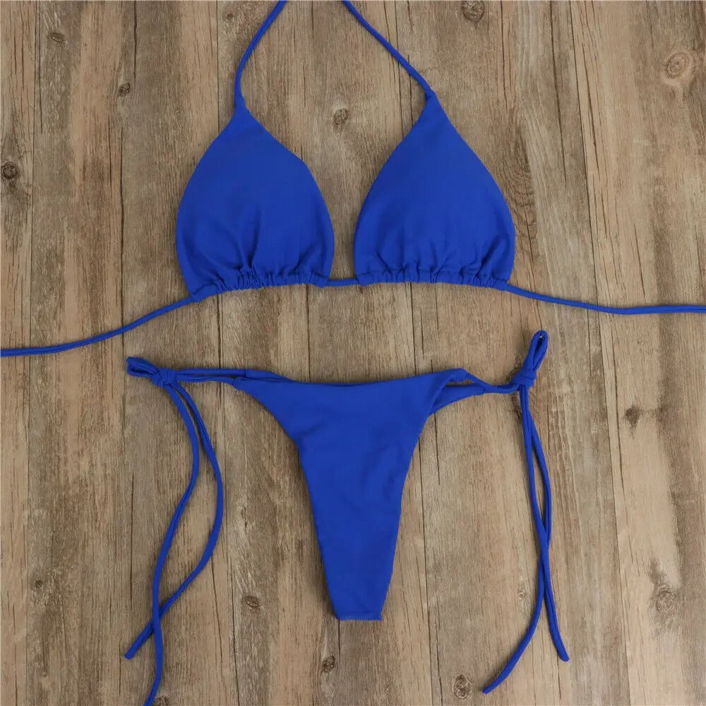 Minimalistisk stringtrosa i sexigt bikiniset för kvinnor, idealisk för solbad & strandmode.