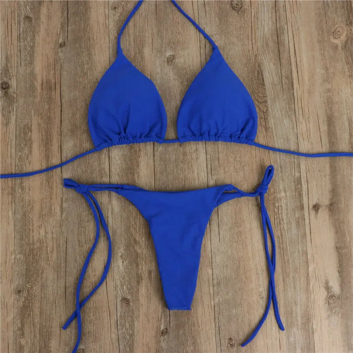 Minimalistisk stringtrosa i sexigt bikiniset för kvinnor, idealisk för solbad & strandmode.