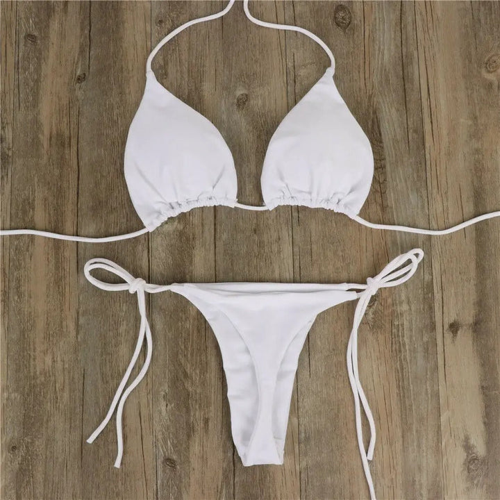 Trendig push-up bikini med stringtrosa för kvinnor, elegant & bekväm vid poolen.