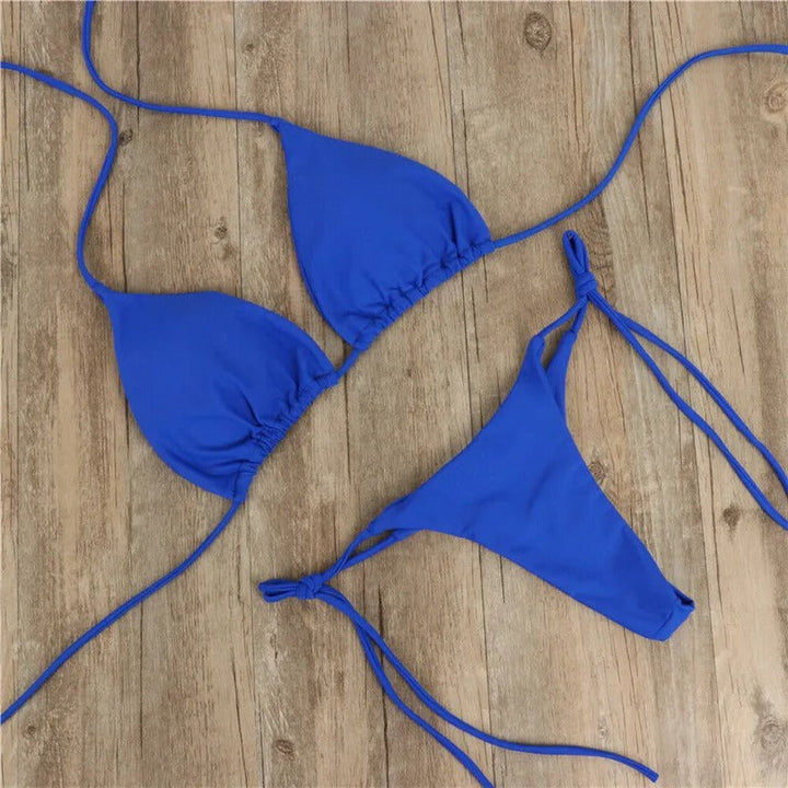 Attraktiv kvinnors push-up bikini set med stringtrosa. En stjärna för strand & pool.