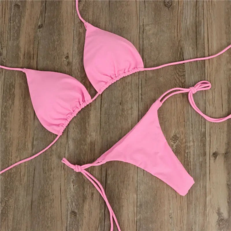 Figurnära sexig push-up bikini för kvinnor med justerbar stringtrosa. Optimalt strandmode.