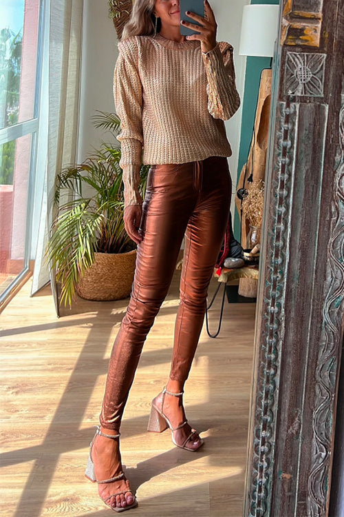 Snygga, glänsande skinny leggings i metallisk finish, perfekt för utekvällen.