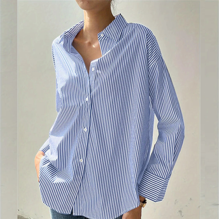 Elegant kvinnors blus i klassisk stil, mångsidig för både arbete och fritid. Stilrena damkläder.