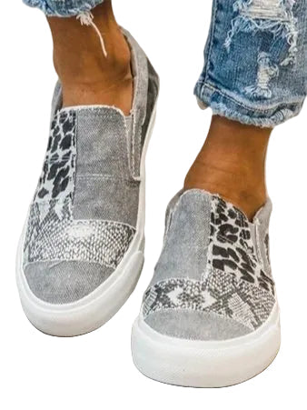 Kvinnors slip-on skor med trendigt leopardmönster, perfekta för vardagsbruk och komfort.