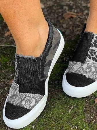 Bekväma leopardmönstrade slip-ons för kvinnor, lätta att ta på och stilfulla för alla säsonger.