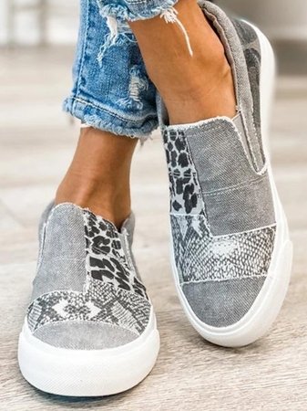 Trendiga leopardmönstrade slip-on skor för kvinnor, idealiska för vår-, sommar- och höstmode.