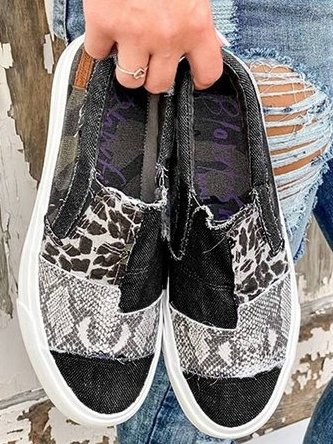 Modeleopardmönstrade slip-on skor för kvinnor, med djurmönster för en trendig och enkel stil.