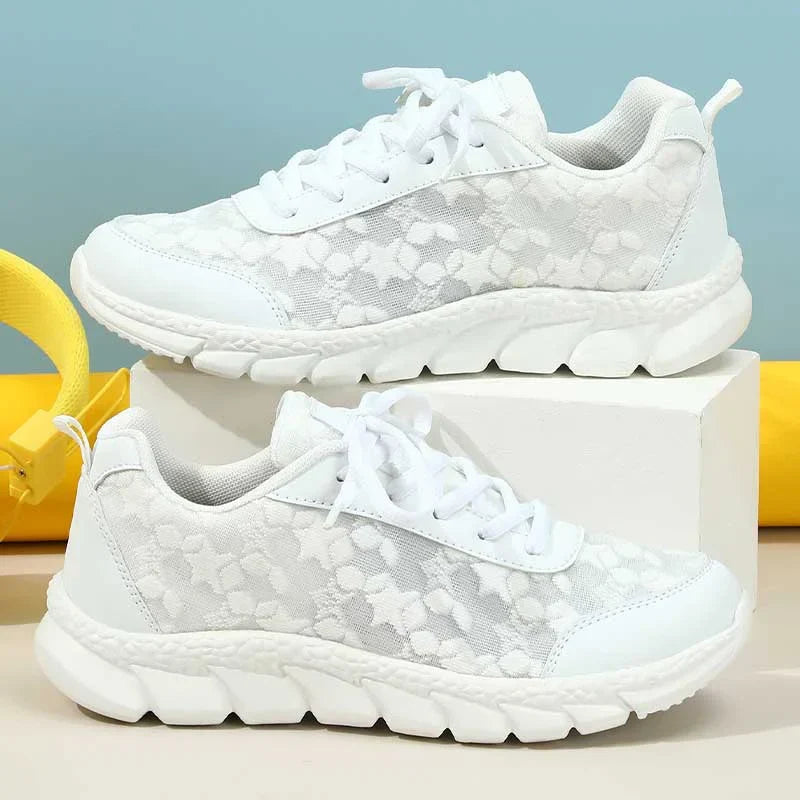 Praktiska kvinnors slip-on skor, perfekta som vardagsskor med en trendig och sportig design.