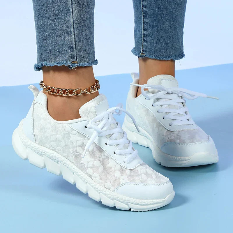 Kvinnors slip-on sneakers med andningsbar ovandel, bekväma och stödjande för aktiva dagar.