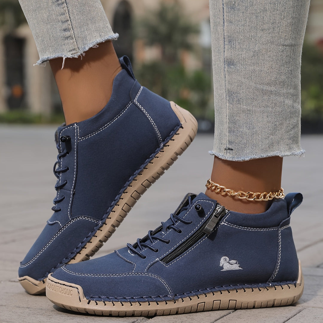 Sidovy av kvinnors sneakers med dragkedja. Modern design och bekväm sula för vardagsbruk.