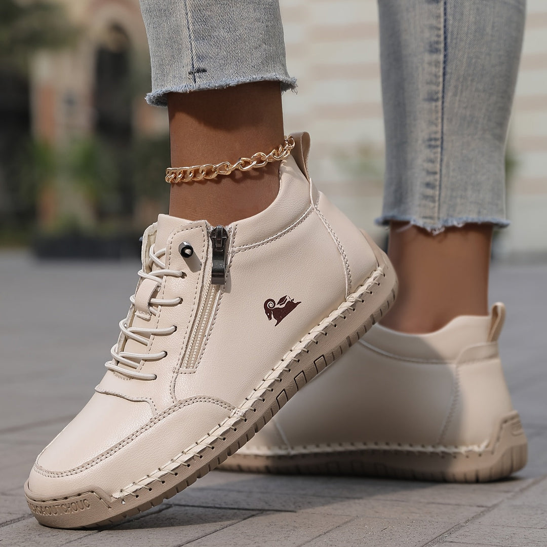 Trendiga kvinnors sneakers med modern dragkedja. Stilrena vardagsskor som passar alla outfits.