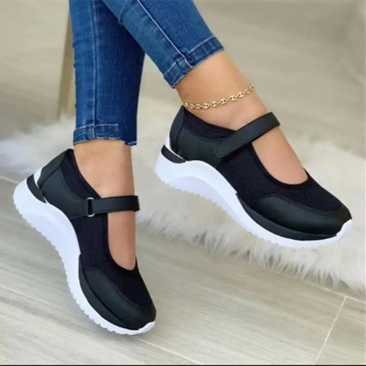 Stiliga vardagssneakers för kvinnor, stickade med rundad tå och trendig tjock, dämpad sula.