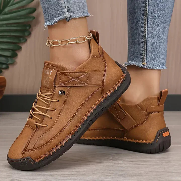 Sköna kvinnors sneakers med snörning. Perfekta vardagsskor och promenadskor för vårens aktiviteter.