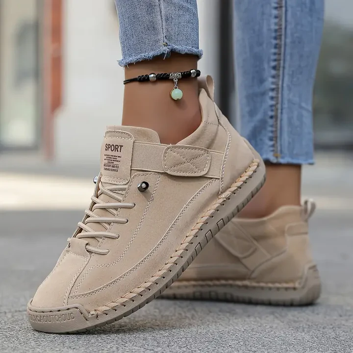 Stilrena damsneakers i färgglad design med snörning. Idealiska fritidsskor för våren och staden.