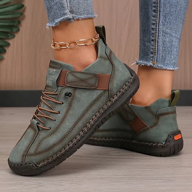 Vårmode: Lågskor/sneakers för kvinnor med snörning. Fritidsskor som kombinerar stil och komfort.