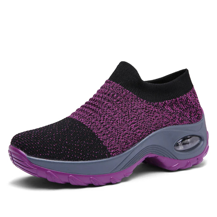Vita sneakers för kvinnor med tjock, dämpande sula och luftkudde, sportig look.