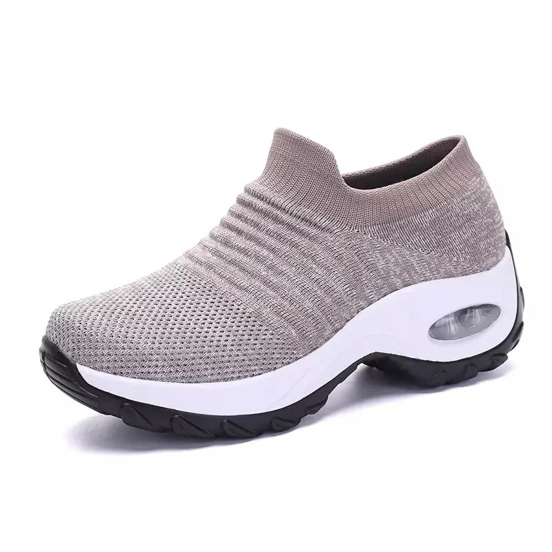 Mångsidiga kvinnors sneakers med bekväm tjock sula och luftkudde för aktiva dagar.
